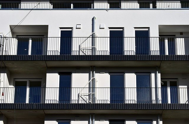 Pomysły na aranżację skąpego balkonu: od miejsca na relaks po małe oazy